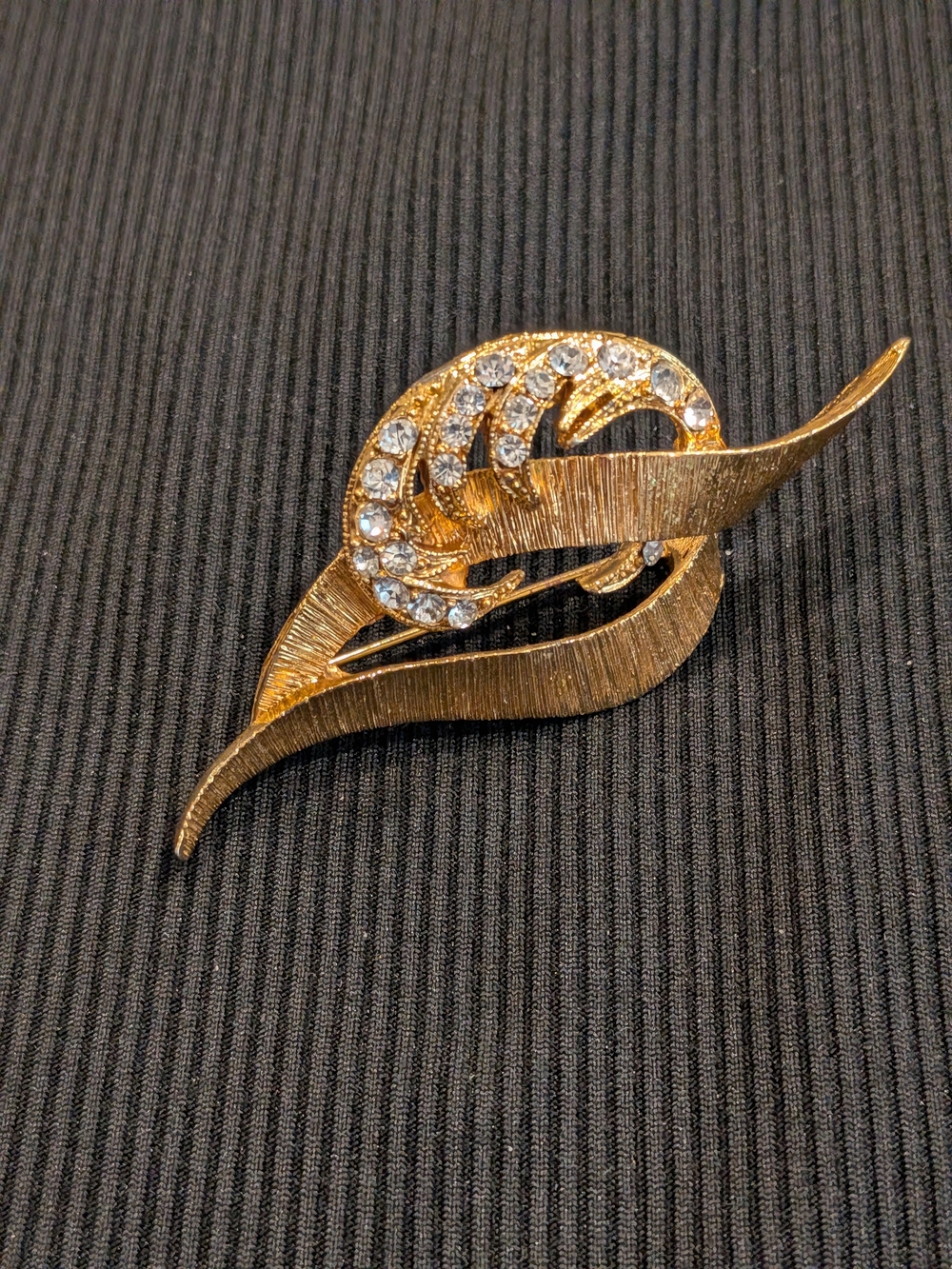 B#5: Vintage 1950-1960s Gold Tone Leaf Crystal Pin Brooch